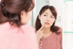 あごニキビは生理前や妊娠中に増える?女性ニキビのケア方法と治療法