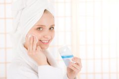 10代思春期ニキビにおすすめの化粧水ランキング!ドラッグストアでも買える?