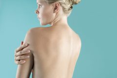 背中ニキビを市販薬で治すことはできる?ひどい場合は皮膚科で治療が必要?