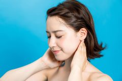 首周りの吹き出物はリンパが原因!?首ニキビはマッサージで対処?
