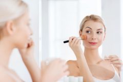ニキビ肌のファンデーションの正しい塗り方は?タイプ別に徹底解説!