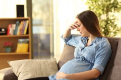 妊娠中や産後には目の下のクマがひどくなるの?原因と対策を紹介