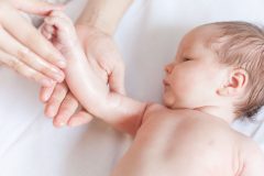 赤ちゃんの保湿はいつから必要?赤ちゃんのスキンケア方法を紹介!