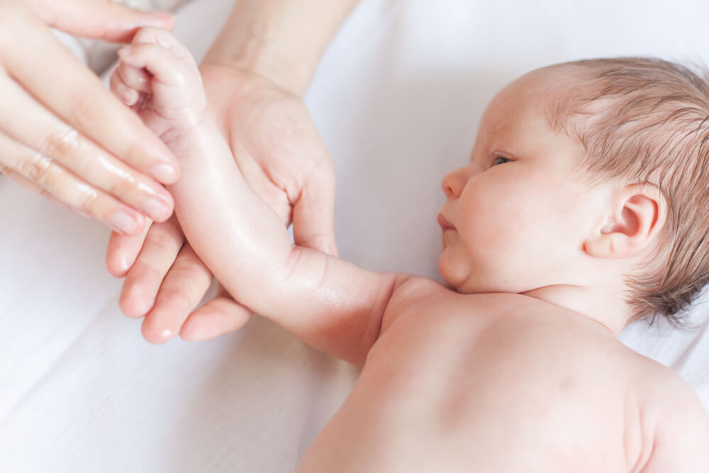 赤ちゃんの保湿はいつから必要？新生児のスキンケア方法を紹介！