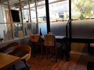 店内カウンター、テラス、テーブル