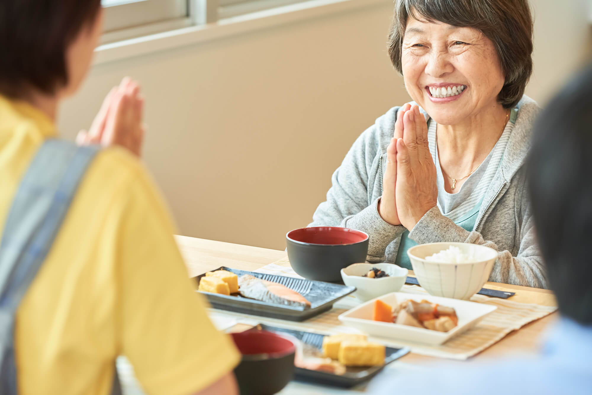 離れた親に安心の食事を届けたい!高齢者向けに便利な宅配食事3選